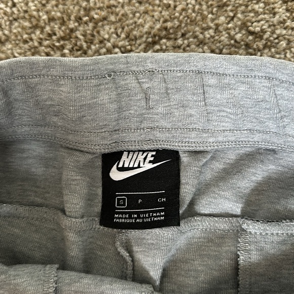 Men’s S Nike Tech Shorts Grey - Picture 2 of 3